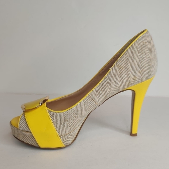 NINE WEST Catchmeo Peep Toe Platform Heel Vegan Textile Wheat Yellow Buckle Sz 5 - Picture 5 of 13